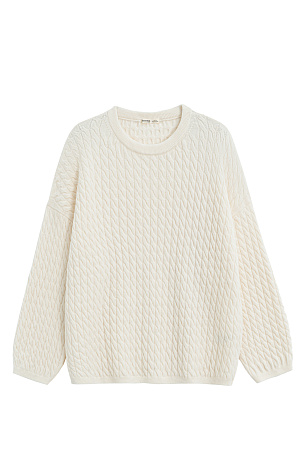 белый Трикотажный джемпер с объемными косами из 100% шерсти мериноса экстрафайн. Модель свободного силуэта, со спущенной линией плеч и круглым вырезом горловины, оформленным двойной бейкой. Края изделия выполнены в мелкий рубчик.