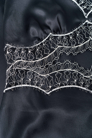 Атласное платье макси с кружевом