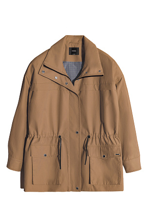 коричневый Парка, выполненная из плащевой ткани. Модель свободного силуэта с высоким воротником-стойкой, подплечниками, карманами с клапанами и регулируемой кулиской на талии. Застежка на молнию и магнитные кнопки на планке. Изделие выполнено на подкладке.