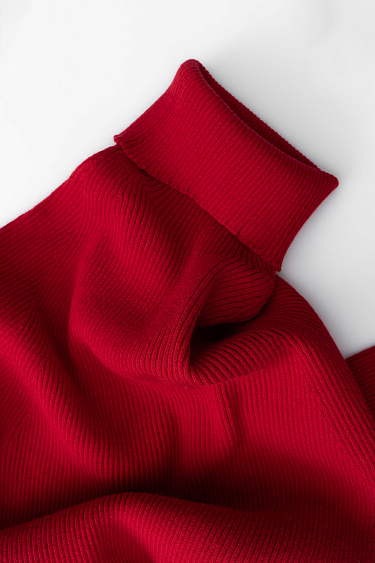 Цельновязаная водолазка в рубчик