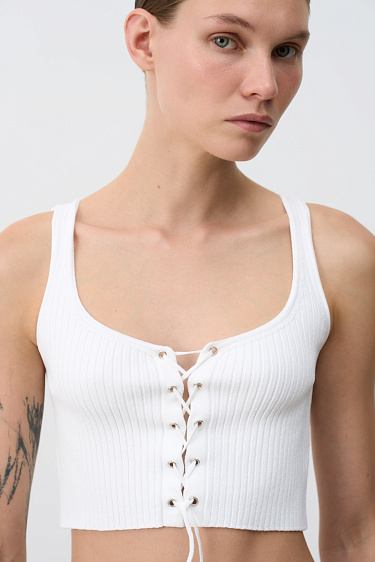 Укороченный топ со шнуровкой