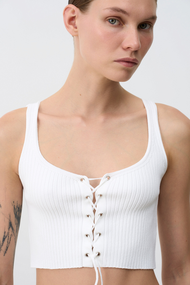 Укороченный топ со шнуровкой
