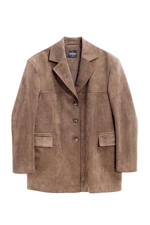 бежевый Однобортный жакет из ткани с имитацией внешнего вида и свойств натуральной замши. Модель с классическим отложным воротником и боковыми карманами с клапанами. Отделка строчкой в тон. Застежка на три пуговицы. Изделие на подкладке.