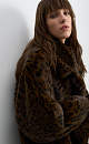 Длинная шуба из экомеха с анималистичным принтом, имитирующим окрас леопарда. Модель прямого кроя с широким отложным воротником и шлевками на поясе. Широкий пояс из экокожи в комплекте. 