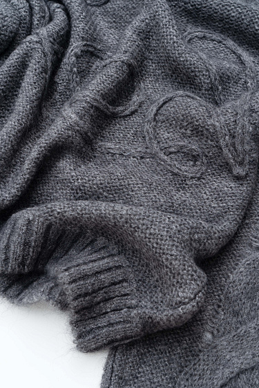 Джемпер с объемным декором