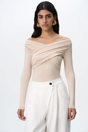 Лонгслив с драпировкой на груди