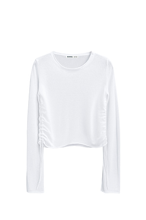 белый Трикотажный топ из вискозы. Модель прямого кроя, с длинным рукавом, небольшими разрезами на манжетах и круглым вырезом горловины. Кулиски по бокам изделия позволяют регулировать длину и создавать драпировку.