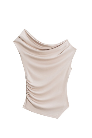 бежевый Асимметричный топ из модала. Модель приталенного силуэта с акцентом на одно плечо. Изделие декорировано драпировкой и мягкими складками.
