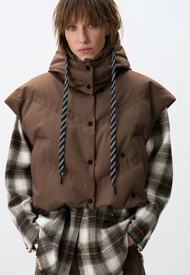 Укороченный жилет на пуху