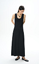 Трикотажное платье из вискозы длины макси. Модель с U-вырезом горловины, без рукавов и на широких лямках. Изделие декорировано драпировкой на бедрах.