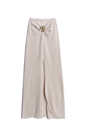 бежевый Трикотажная юбка длины макси изо льна с люрексом. Модель с высоким разрезом спереди, валиком на подоле и акцентным элементом на поясе.