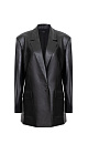 Удлиненный жакет из экокожи свободного кроя с прямоугольными лацканами. Застежка на пуговицу. Два боковых кармана с клапанами.
