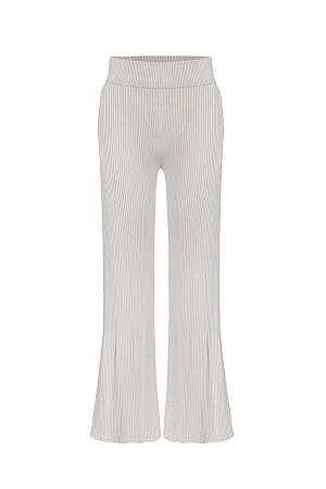 бежевый Трикотажные расклешенные брюки из вискозы. Модель приталенного силуэта с боковыми карманами и широким эластичным поясом. Дополнить образ можно футболкой-поло в таком же стиле.