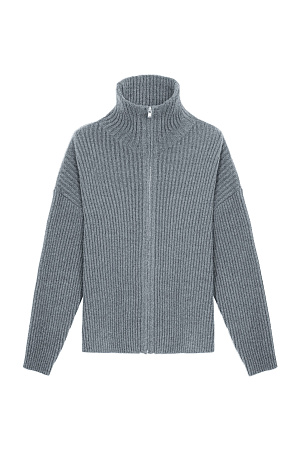 серый Трикотажный кардиган из смесовой шерсти с добавлением кашемира в рубчик. Модель с длинным рукавом и воротником-стойкой. Застежка на молнию.