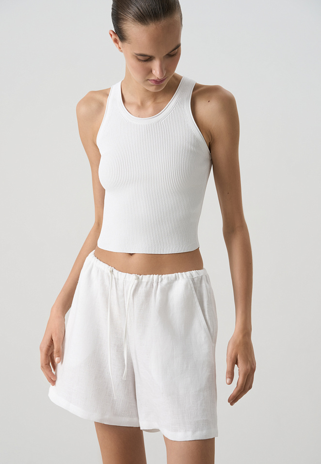 Трикотажная майка с глубоким вырезом