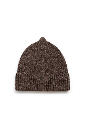 коричневый Трикотажная шапка в рубчик. Модель с отворотом.