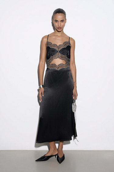 Атласное платье макси с кружевом