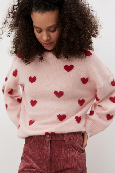 Джемпер из пуха лисы с принтом в виде сердечек