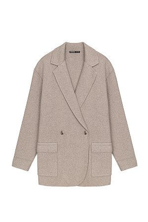 бежевый Трикотажный двубортный жакет из смесовой шерсти с добавлением кашемира. Модель прямого кроя, с прямоугольными лацканами и накладными карманами с клапанами спереди. Изделие без подкладки.
