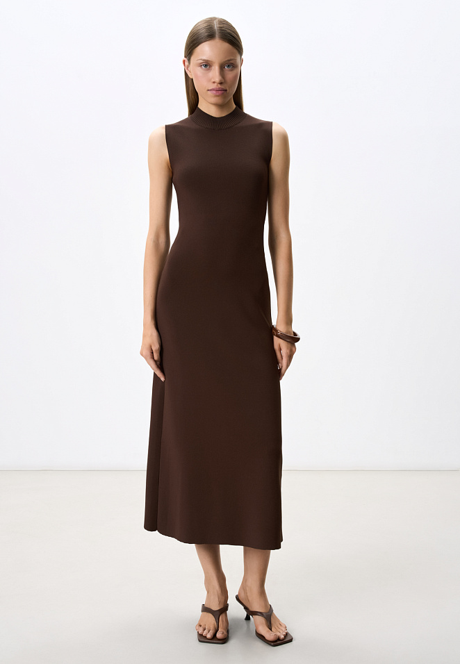 Трикотажное платье с воротником-стойкой