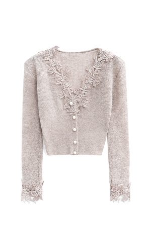 бежевый Короткий трикотажный кардиган из тонкой шерсти мериноса экстрафайн и альпака экстрафайн. Модель по фигуре с глубоким V-образным вырезом. Изделие декорировано тонким кружевом. Застежка на маленькие жемчужные пуговицы. <br />
(Количесвто пуговиц зависит от размера изделия, 5 штук для S и M, 6 - для L).