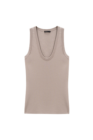 бежевый Трикотажный топ из вискозы. Модель приталенного силуэта, с U-образным вырезом горловины и глубокой проймой. 