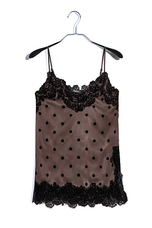 коричневый Атласный топ в горох. Модель на тонких бретельках. Изделие декорировано тонким кружевом.