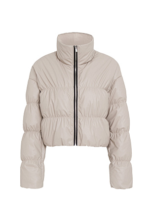 бежевый Короткий стеганый пуховик. Модель свободного кроя с воротником стойкой и застежкой на молнию.