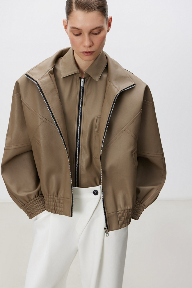 Бомбер из экокожи с боковыми карманами