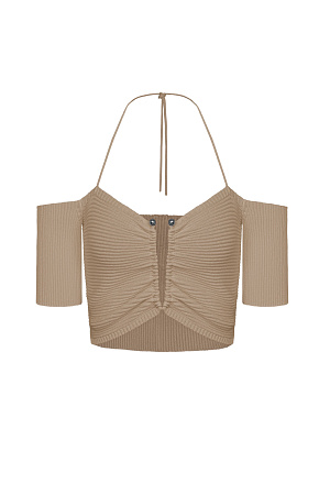 бежевый Трикотажный укороченный топ, декорированный металлической перемычкой на груди. Модель с открытыми плечами, короткими рукавами и тонкими бретелями, завязывающимися на шее.