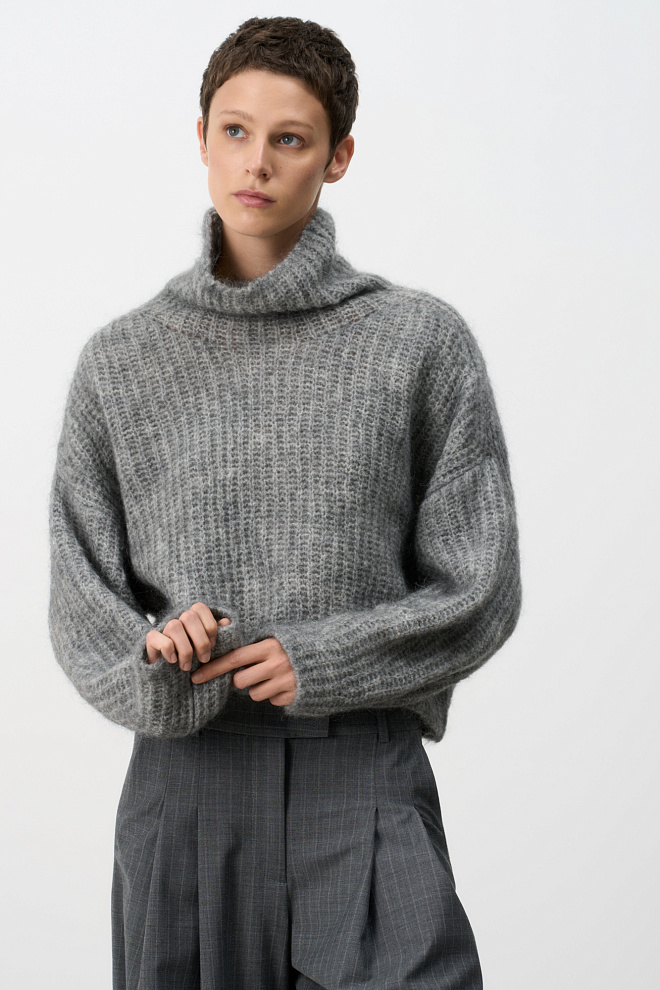 Джемпер из мохера с высоким воротником