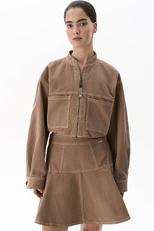 бежевый Вельветовый бомбер с накладными карманами. Модель свободного силуэта со спущенной линией плеча и брендированным ярлыком на спине. Манжеты на пуговицах. Застежка на молнию.