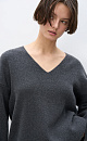 Трикотажный джемпер из шерсти с добавлением кашемира. Модель свободного силуэта со спущенной линией плеч и V-образным вырезом горловины. Манжеты рукавов и низ изделия выполнены в рубчик.