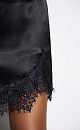 Атласная юбка длины мини. Модель с асимметричным низом, декорированным кружевом. Застежка на потайную молнию.