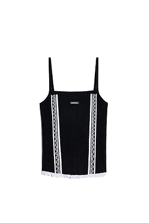 черный Трикотажный топ из вискозы. Модель по фигуре, на тонких бретельках. Изделие декорировано жаккардовым узором в виде кружева и ажуром контрастного цвета по низу изделия.