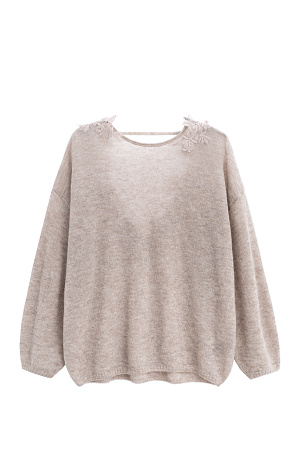 бежевый Трикотажный полупрозрачный джемпер из шерсти мериноса экстрафайн и альпака экстрафайн. Модель свободного силуэта со спущенной линией плеча и V-образным вырезом на спинке, декорированным кружевом.