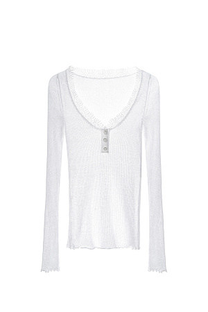 белый Трикотажный лонгслив из 100% хлопка. Модель с глубоким круглым вырезом, дополненым планкой на пуговицах. Изделие декорировано тонким кружевом.