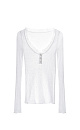 Трикотажный лонгслив из 100% хлопка. Модель с глубоким круглым вырезом, дополненым планкой на пуговицах. Изделие декорировано тонким кружевом.