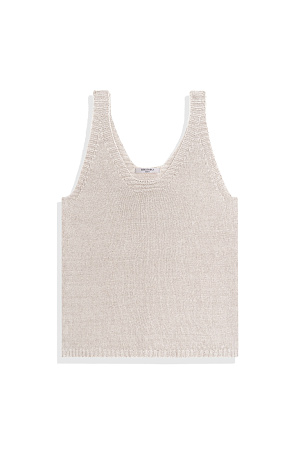 бежевый Трикотажный топ из 100% льна. Модель прямого кроя, на широких бретелях, с глубокой проймой и U-образным вырезом горловины. Края изделия выполнены в рубчик.