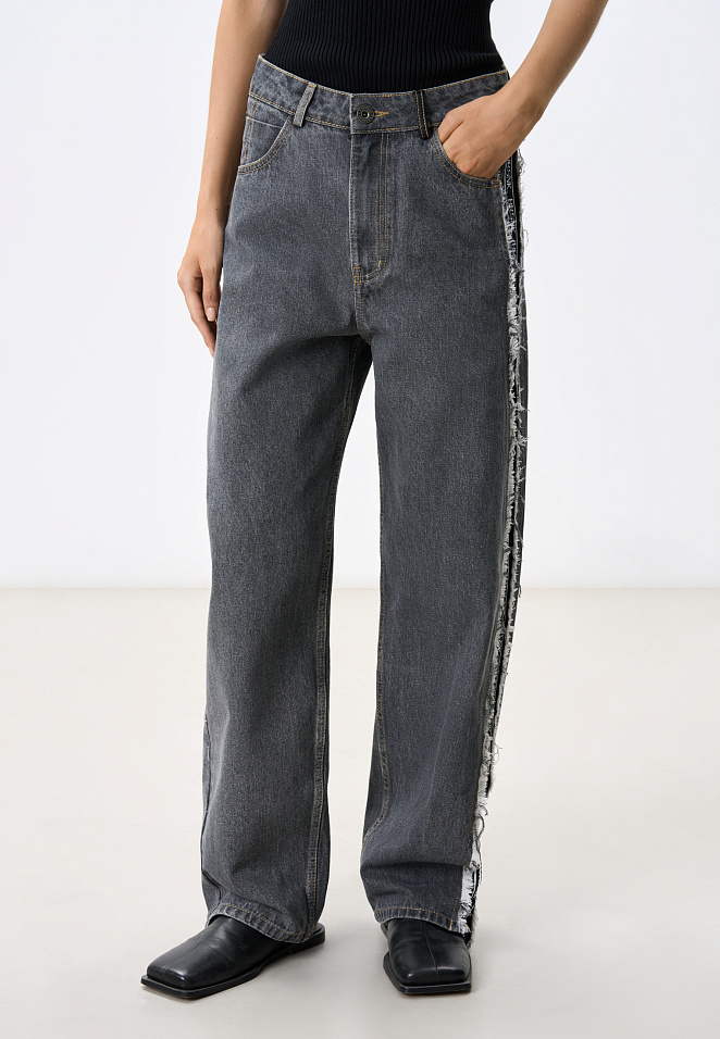 Джинсы с деталями из экокожи