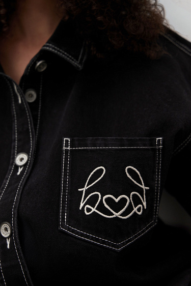 Джинсовая рубашка с вышивкой