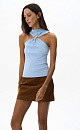 Трикотажный топ, выполненный из вискозы. Модель без руков с американской проймой и невысоким воротником. Изделие декорировано металлической перемычкой.
