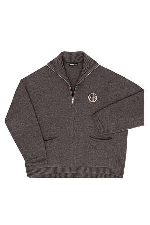 коричневый Трикотажный бомбер в спортивном стиле. Модель свободного силуэта со спущенной линией плеча и боковыми карманами. Вышивка логотипа бренда на груди. Застежка на молнию.