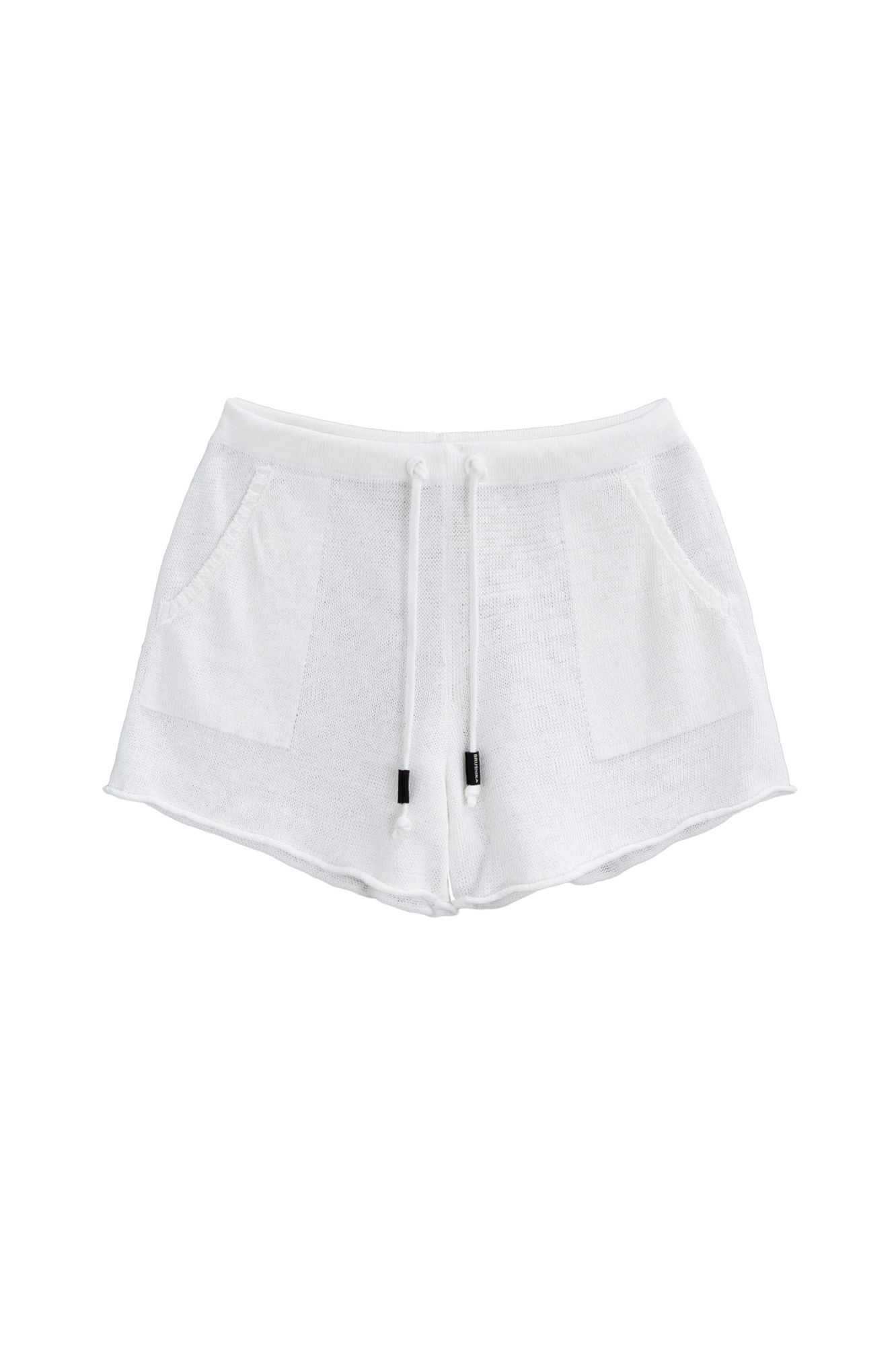 Трикотажные короткие шорты из 100% льна. Модель свободного кроя с двумя боковыми карманами и регулиремым поясом на кулиске.