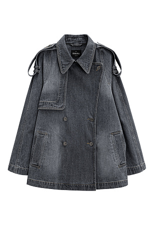 серый Джинсовый двубортный тренч из 100% хлопка. Модель свободного кроя, с классическим отложным воротником, отлетной кокеткой, патами на плечах, двумя боковыми карманами и шлевками на талии для пояса. Застежка на металлические пуговицы. Изделие без подкладки. 