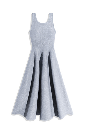 серый Трикотажное платье длины миди с люрексом. Модель по фигуре с юбкой, расклешенной от талии, без рукавов, на широких бретельках.