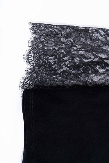 Бархатное платье макси с кружевом