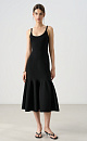 Трикотажное платье длины миди из вискозы. Модель приталенного силуэта, с расклешенной юбкой с мягкими складками, без рукавов, на узких бретелях. Застежка на молнию сзади.