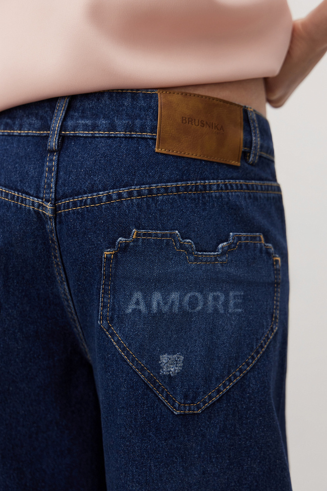 Прямые джинсы с принтом в виде сердечек