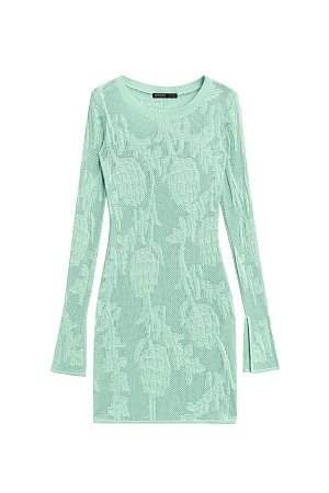 ментол Трикотажное платье длины мини из органического хлопка. Модель приталенного силуэта, с длинными расклешенными рукавами разрезами на манжетах и круглым вырезом горловины. Изделие декорировано объемным растительным орнаментом. <br />
Органический хлопок - более экологичная и безопасная альтернатива обычному хлопку, выращенная без использования химикатов. 